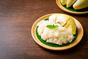 arroz pegajoso durian en un plato foto