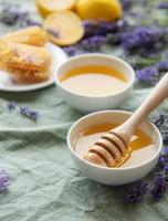 tarro con miel y flores frescas de lavanda foto