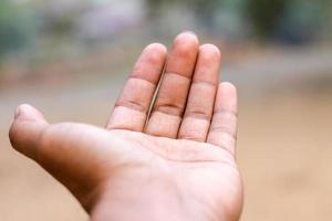 mano abierta del hombre foto