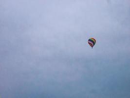 globo de colores flotando en el cielo en la ciudad de vangvieng en lao. ciudad de vangvieng la famosa ciudad de destino de vacaciones en lao. foto