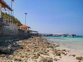 océano idílico tropical y barco en la isla de koh lan en tiempo de vacaciones. la isla de koh lan es la isla famosa cerca de la ciudad de pattaya, tailandia foto