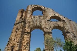 acueducto de la antigua ciudad de aspendos en antalya, turkiye foto