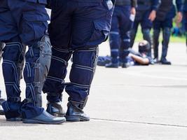 La policía de control de multitudes practica usando escudos y bastones. foto