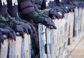 La policía de control de multitudes practica usando escudos y bastones. foto