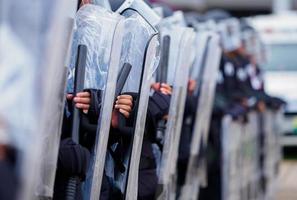 La policía de control de multitudes practica usando escudos y bastones. foto