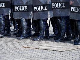 La policía de control de multitudes practica usando escudos y bastones. foto