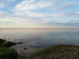 puesta de sol. cielo de la tarde en la noche en el lago foto