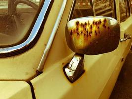 viejo retro vintage hipster oxidado oxidado cromado plateado metálico espejo de un retro antiquan blanco americano coche de pasajeros maskar de los años 60, 70, 80, 90, 2000 foto