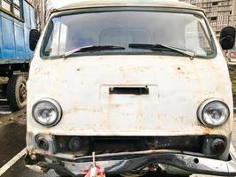 viejo minibús de coche redondo de metal oxidado oxidado hipster vintage retro para hippies de los años 60, 70, 80, 90, 2000 foto