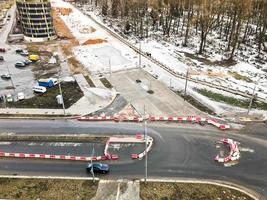 la vista desde la ventana desde la altura de la carretera de la ciudad construyendo casas y estacionando en invierno. panorama de la ciudad foto