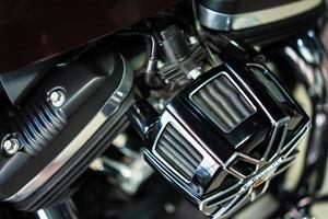 Cierra el filtro de aire de la motocicleta, la placa trasera promueve un flujo de aire suave. mantenimiento de motocicletas, concepto de reparación foto