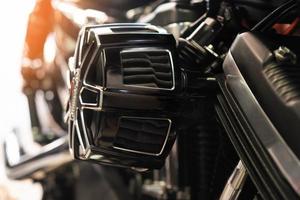 El filtro de aire de la motocicleta, la placa trasera promueve un flujo de aire suave. mantenimiento de motocicletas, concepto de reparación foto