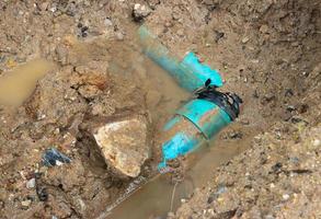 plomería tubería de plástico rota en el agujero y reparación de agua en espera foto