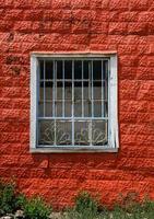 ventana en edificio de fachada roja foto