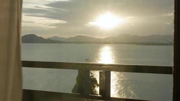 Visualizza a partire dal balcone ricorrere nel Phuket riva del mare con montagna gamma e tramonto video