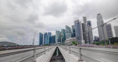 Zeitrafferansicht der Marina Bay Area von Singapur mit Wolkenkratzern und Merlion-Statue, berühmtes Wahrzeichen von Singapur mit vielen Touristen video