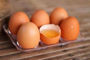 uno de los seis huevos rotos en el suelo de bambú. foto