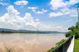la vista del río mekong desde un jardín a lo largo del río mekong verá montañas y nubes blancas de niebla como fondo foto