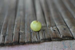 grosella espinosa india en la mesa de bambú foto