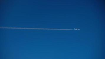 vista aérea desde el asiento de la ventana con otro avión en el curso paralelo video