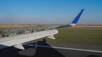 vista dall'aereo di atterraggio, aeroporto internazionale di nur sultan, kazakistan. video