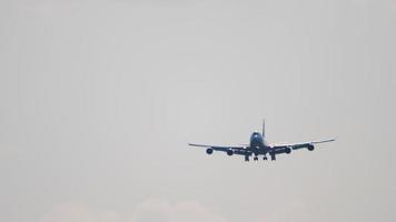 avião de passageiros de quatro motores de corpo largo voa no céu no horizonte video