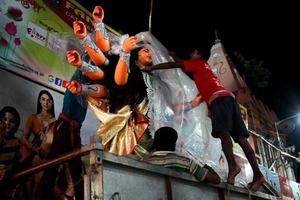 27 de octubre de 2022. kumartuli, kolkata, bengala occidental. el ídolo de ma durga está listo para moverse hacia el pandal de kumartuli en kolkata d foto