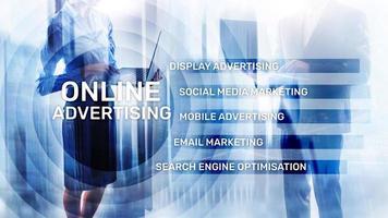 publicidad online, marketing digital. concepto de negocios y finanzas en pantalla virtual. foto