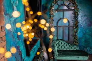 habitación decorada para la celebración navideña en colores azules de lujo con luz