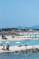 gente en la playa de levante en formentera, españa en el verano de 2021. foto