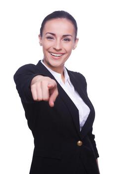Te elijo a una joven alegre con ropa formal señalándote y sonriendo mientras estás aislada en blanco foto