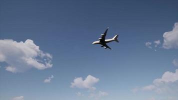 un avion volant dans le ciel video