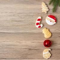 feliz navidad con galletas caseras sobre fondo de mesa de madera. concepto de navidad, fiesta, vacaciones y feliz año nuevo foto