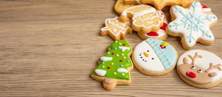 feliz navidad con galletas caseras sobre fondo de mesa de madera. concepto de navidad, fiesta, vacaciones y feliz año nuevo foto