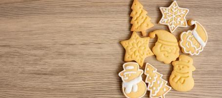 feliz navidad con galletas caseras sobre fondo de mesa de madera. concepto de navidad, fiesta, vacaciones y feliz año nuevo foto