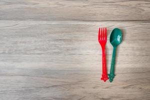 feliz navidad con tenedor y cuchara sobre fondo de mesa de madera. concepto de navidad, fiesta y feliz año nuevo foto