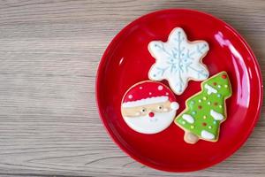 feliz navidad con galletas caseras sobre fondo de mesa de madera. concepto de navidad, fiesta, vacaciones y feliz año nuevo foto