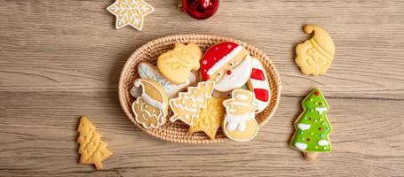 feliz navidad con galletas caseras sobre fondo de mesa de madera. concepto de navidad, fiesta, vacaciones y feliz año nuevo foto