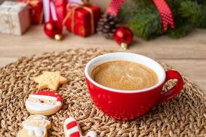 feliz navidad con galletas caseras y taza de café sobre fondo de mesa de madera. concepto de víspera de navidad, fiesta, vacaciones y feliz año nuevo foto