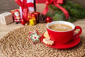 feliz navidad con galletas caseras y taza de café sobre fondo de mesa de madera. concepto de víspera de navidad, fiesta, vacaciones y feliz año nuevo foto