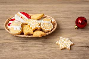 feliz navidad con galletas caseras sobre fondo de mesa de madera. concepto de navidad, fiesta, vacaciones y feliz año nuevo foto