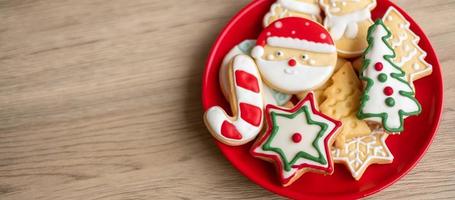 feliz navidad con galletas caseras sobre fondo de mesa de madera. concepto de navidad, fiesta, vacaciones y feliz año nuevo foto