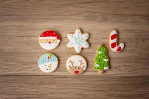 feliz navidad con galletas caseras sobre fondo de mesa de madera. concepto de navidad, fiesta, vacaciones y feliz año nuevo foto