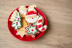 feliz navidad con galletas caseras sobre fondo de mesa de madera. concepto de navidad, fiesta, vacaciones y feliz año nuevo foto