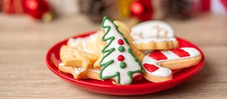 feliz navidad con galletas caseras sobre fondo de mesa de madera. concepto de navidad, fiesta, vacaciones y feliz año nuevo foto