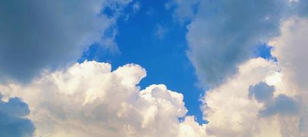 Fondo de vista clara del cielo de color azul con nubes detrás del sol foto