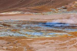 Ollas de barro caliente en el área geotérmica Hverir, Islandia foto