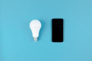 bombillas led y maqueta de teléfono inteligente moderno foto