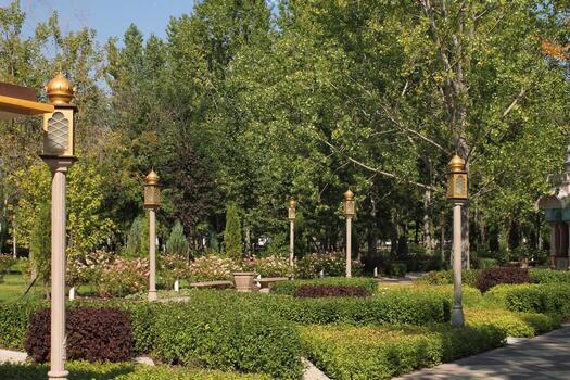 árboles y flores en el parque de la ciudad con linterna de estilo indio. Zona peatonal para caminar. planificación urbana, concepto de espacio público. zona de recreo del pueblo. arquitectura diseño cómodo jardín. sendero foto