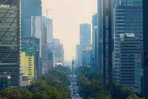 avenida paseo de la reforma y angel de la independencia en mexico foto